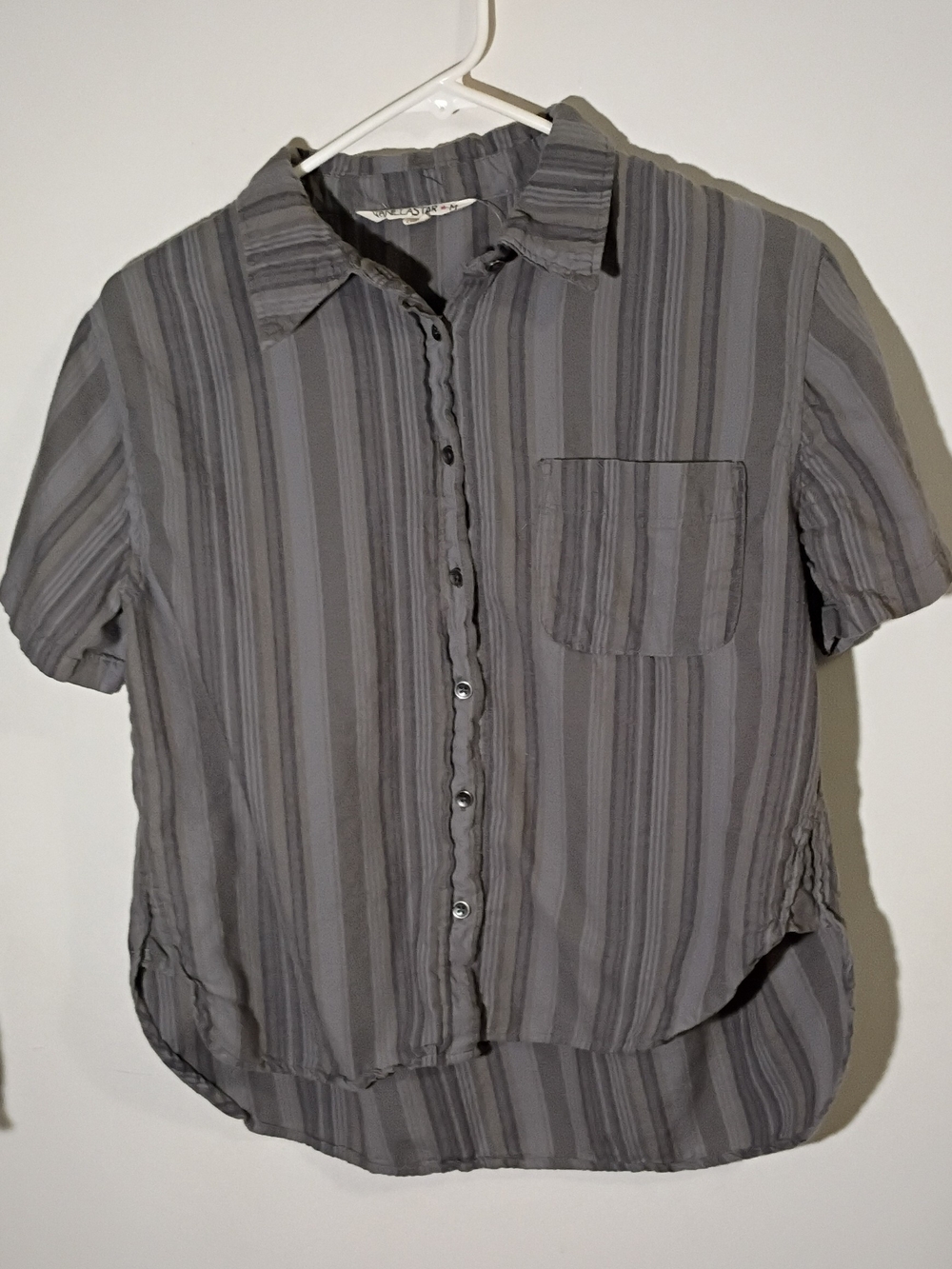 Womens Vanilla Star Size Medium Gray Striped Short-Sleeve Button Down Shirt